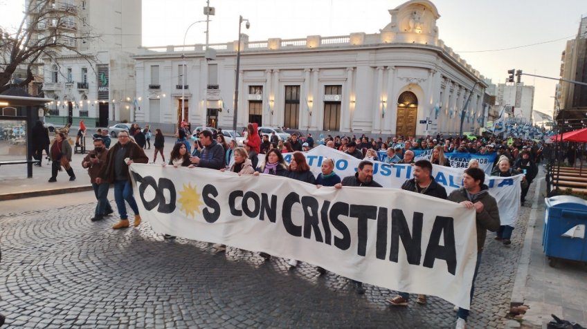 Con una gran convocatoria, se llevó a cabo el banderazo para apoyar a Cristina Fernández